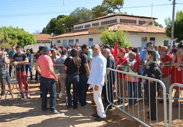 Barreira montada na entrada da Casa Ápis dificulta acesso da imprensa