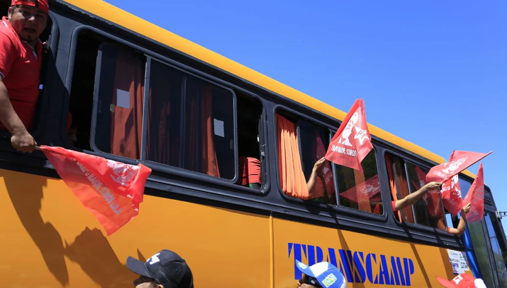 Caravanas chegam ai município de Altos e aguardam a chegada do ex-presidente
