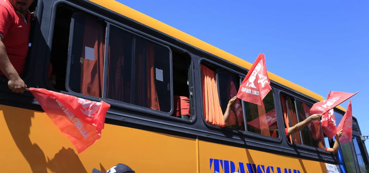Caravanas chegam ai município de Altos e aguardam a chegada do ex-presidente