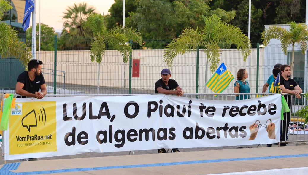 Cartaz criticando Lula