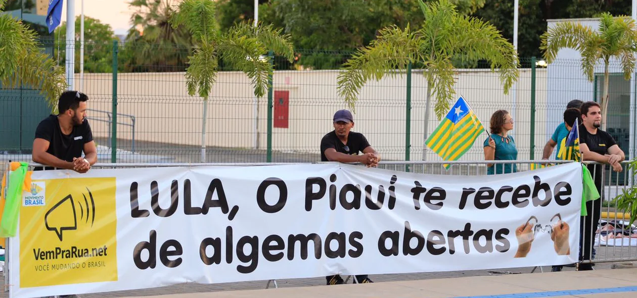 Cartaz criticando Lula