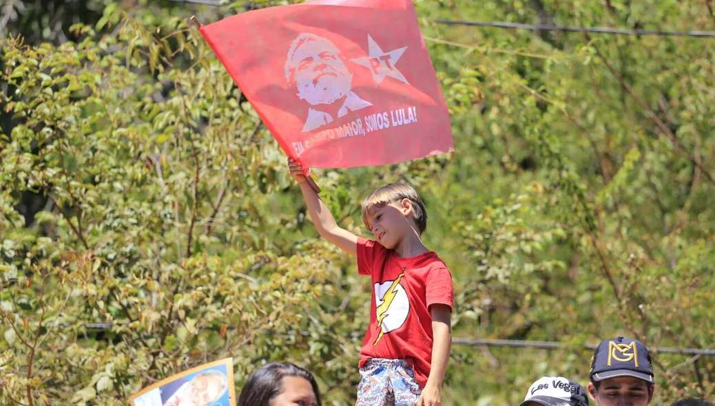 Crianças também participam do ato