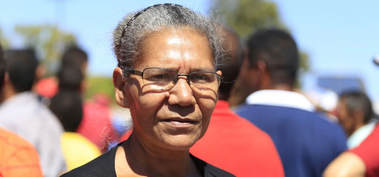 Dona Raimunda aguarda a chegada do ex-presidente