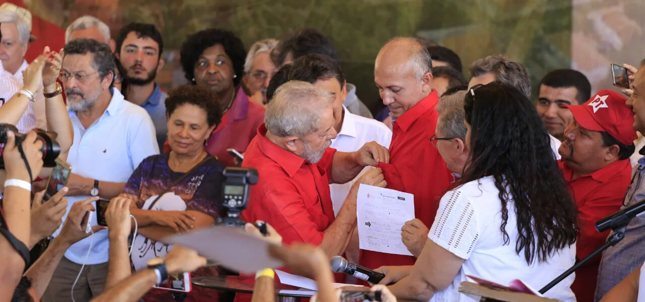 Ex-presidente concede filiação a marido da prefeita de Altos