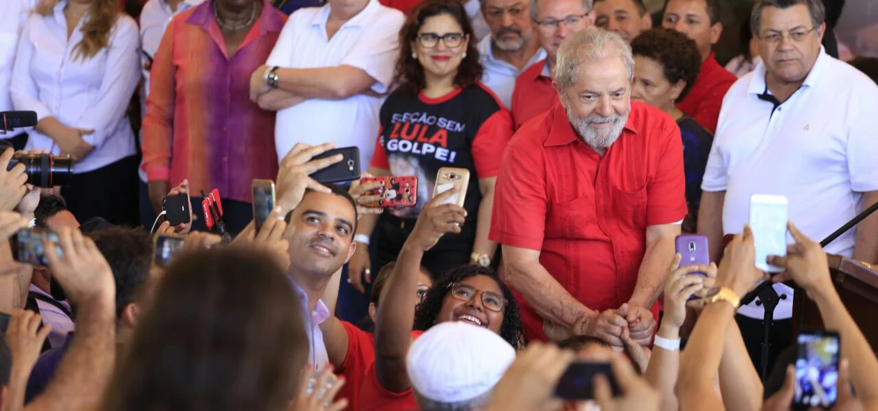 Ex-presidente cumprimenta populaçao altoense
