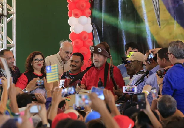 Ex-presidente Lula participa de ato em Altos