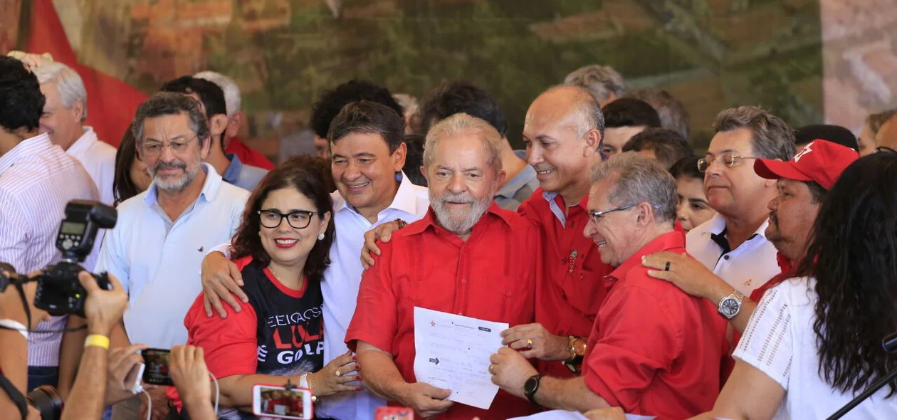 Ex-presidente Lula recebe título em Altos