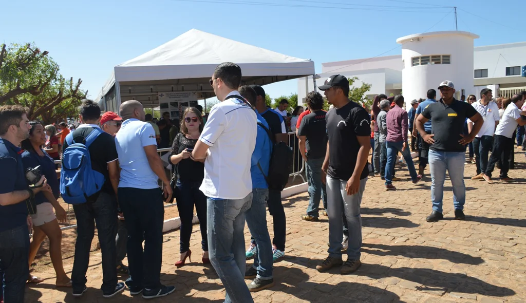Jornalistas tentam argumentar, mas são obrigados a sair