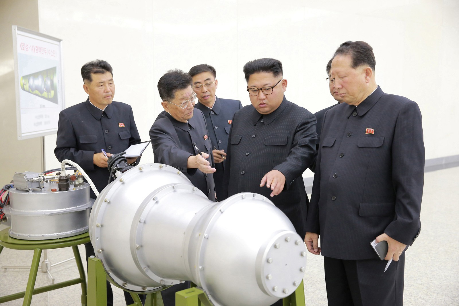 Kim Jong-Un inspeciona suposta bomba de hidrogênio para míssil