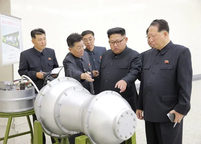 Kim Jong-Un inspeciona suposta bomba de hidrogênio para míssil