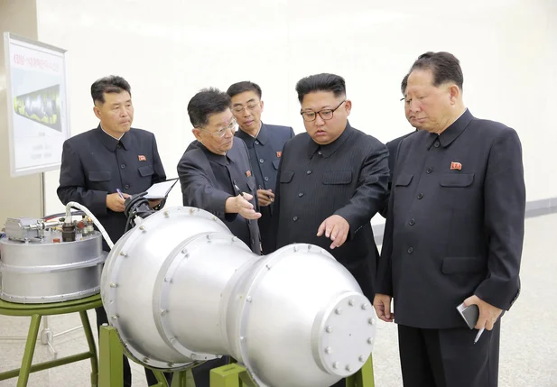 Kim Jong-Un inspeciona suposta bomba de hidrogênio para míssil