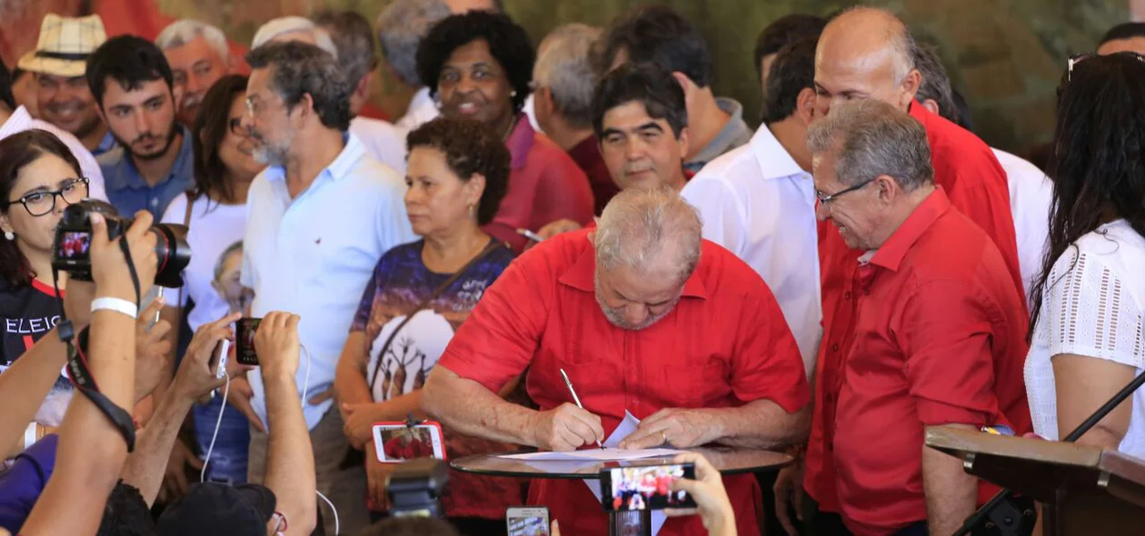 Lula assina termo e se torna cidadão de Altos