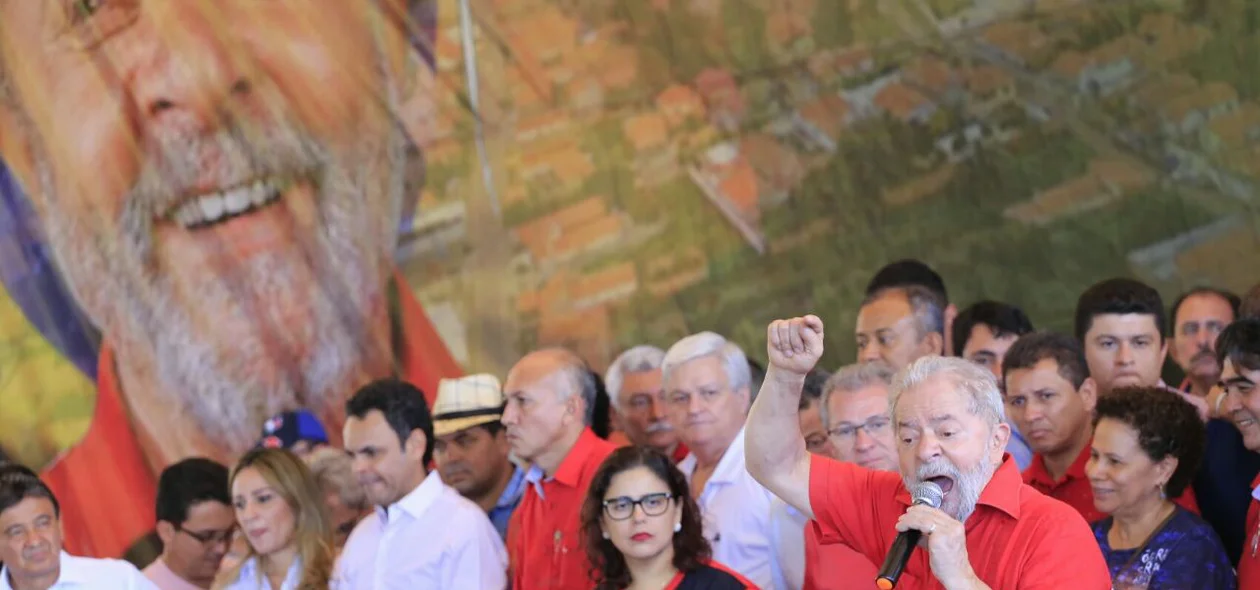 Lula discursa durante recebimento de título em Altos