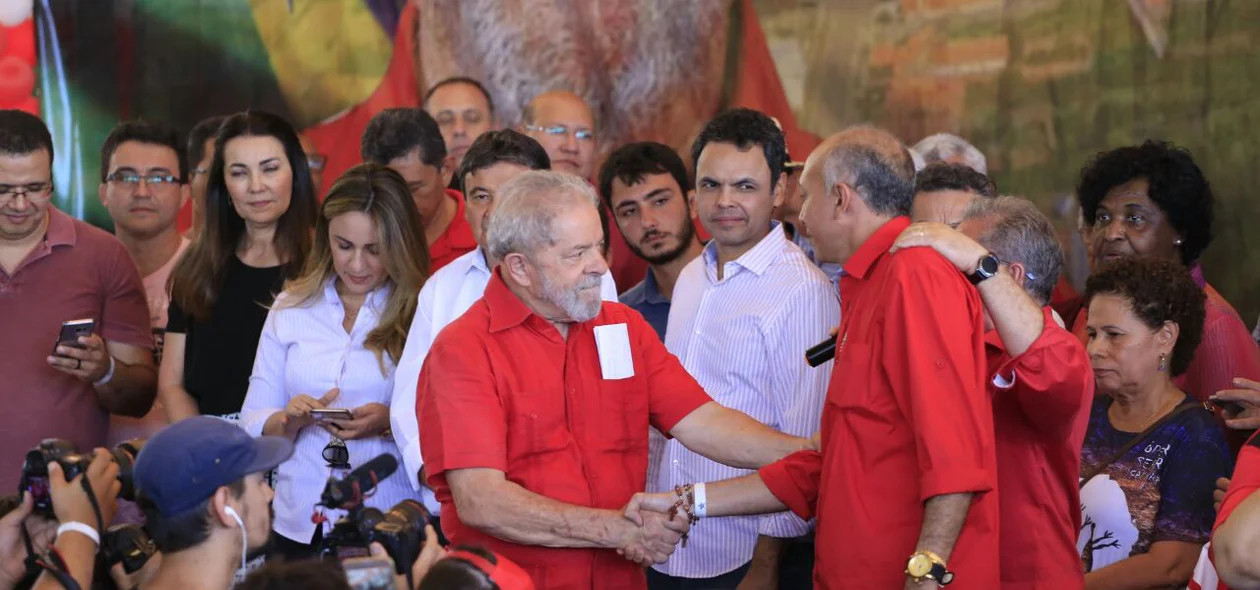 Lula parabeniza Warton Lacerda pela filiação