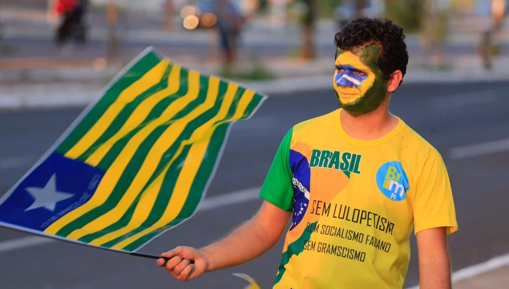 Manifestante com a cara pintada
