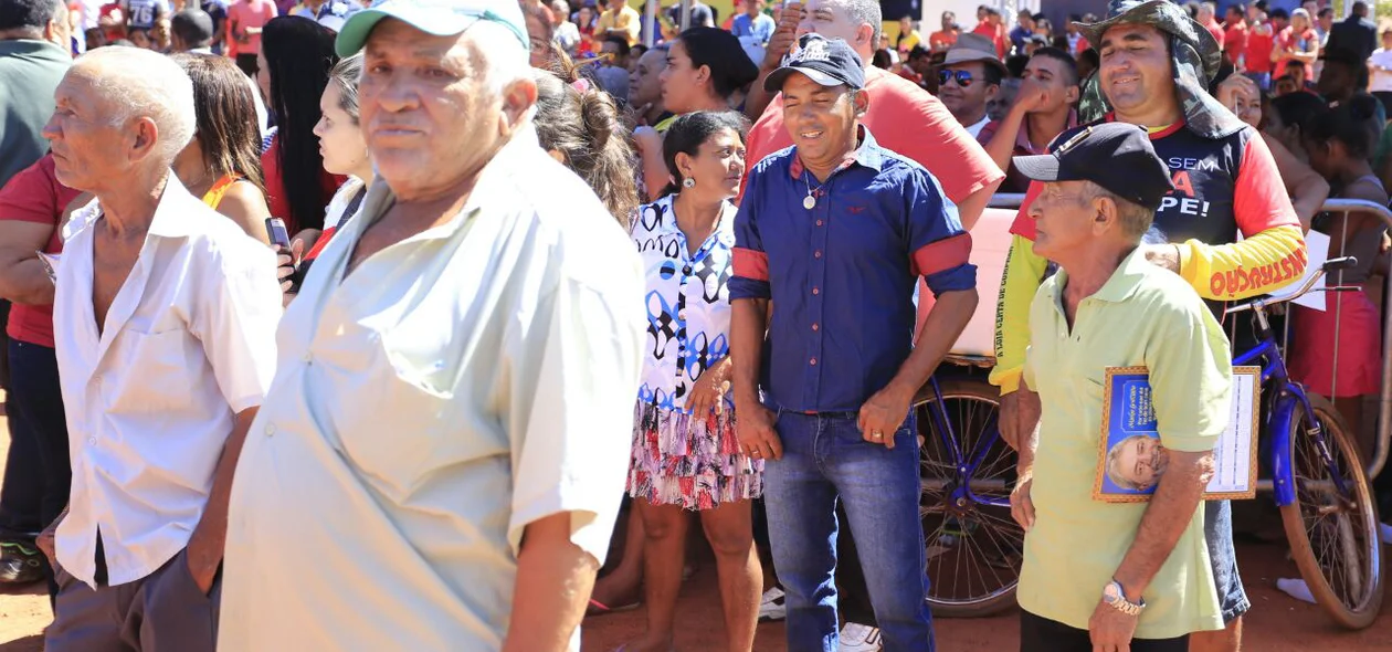 Moradores aguardam passagem de Lula por Altos