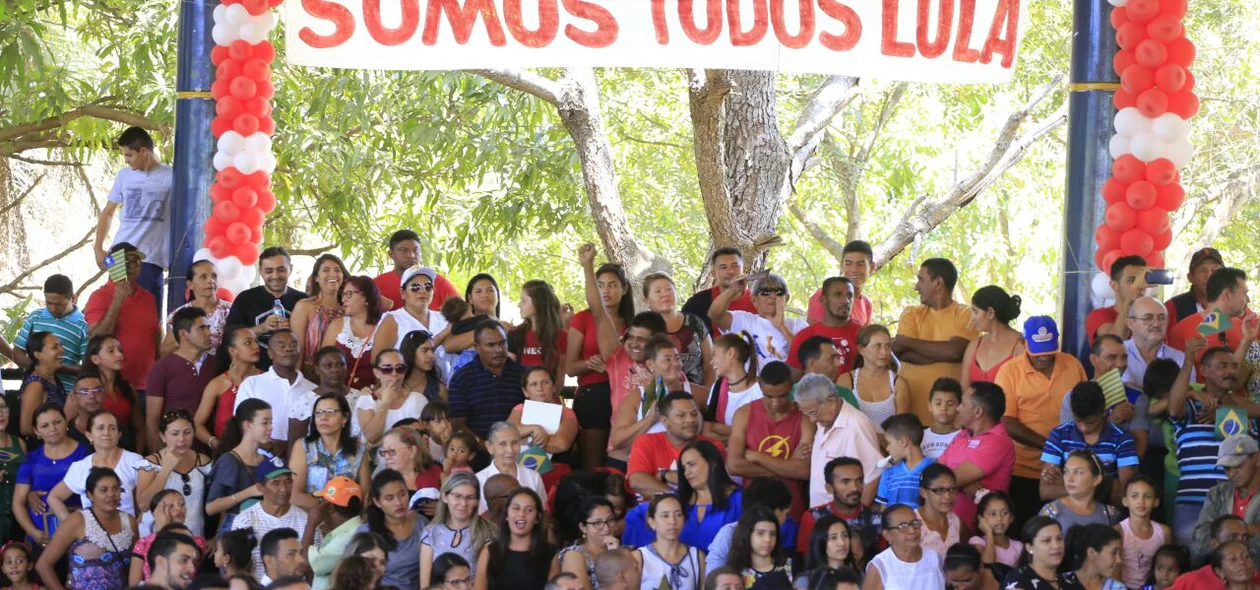 População acompanha ato de Lula em Altos