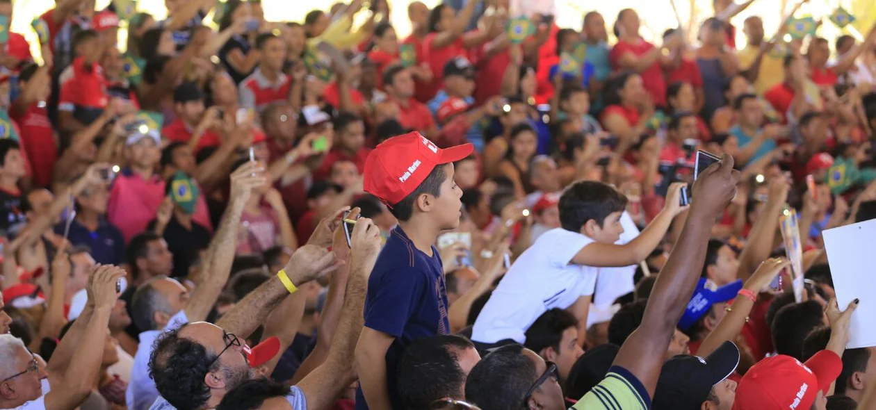 População lota ginásio em Altos durante ato do ex-presidente