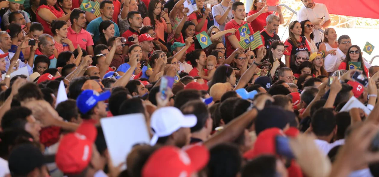 População recepciona ex-presidente