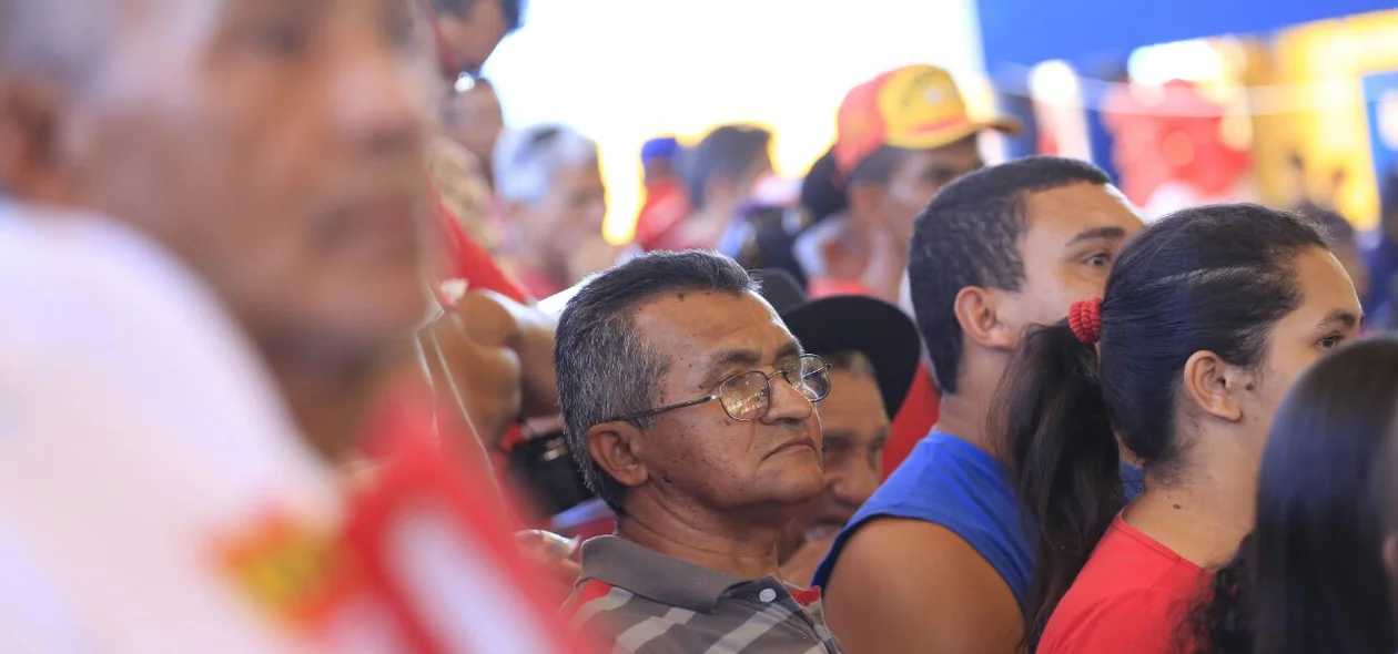 Populares acompanham discurso