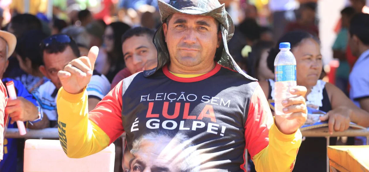 Populares aguardam a chegada do ex-presidente Lula