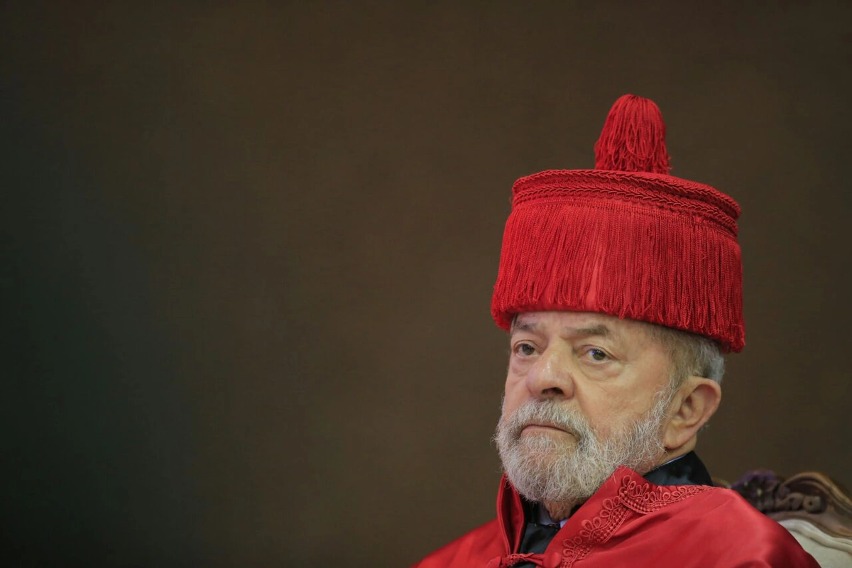 Ex-presidente Lula em solenidade no Cine Teatro da UFPI