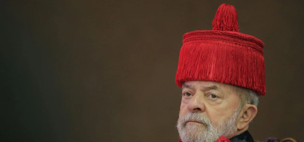 Ex-presidente Lula em solenidade no Cine Teatro da UFPI