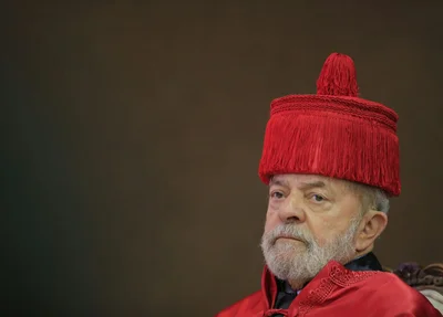 Ex-presidente Lula em solenidade no Cine Teatro da UFPI