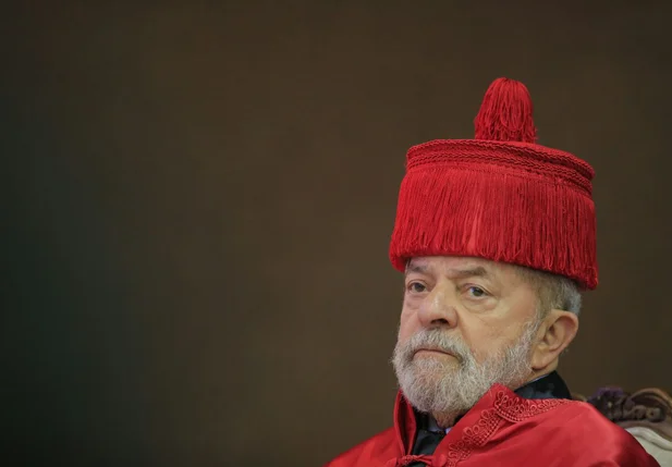 Ex-presidente Lula em solenidade no Cine Teatro da UFPI