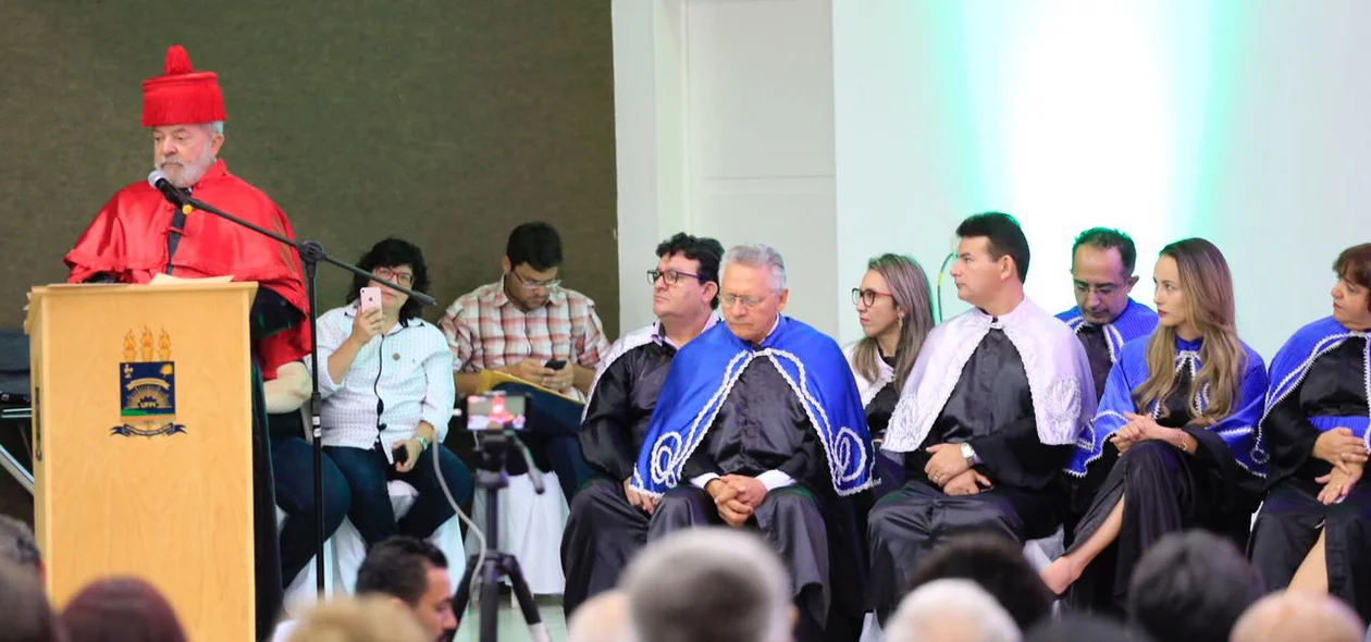 Ex-presidente fala durante recebimento de título