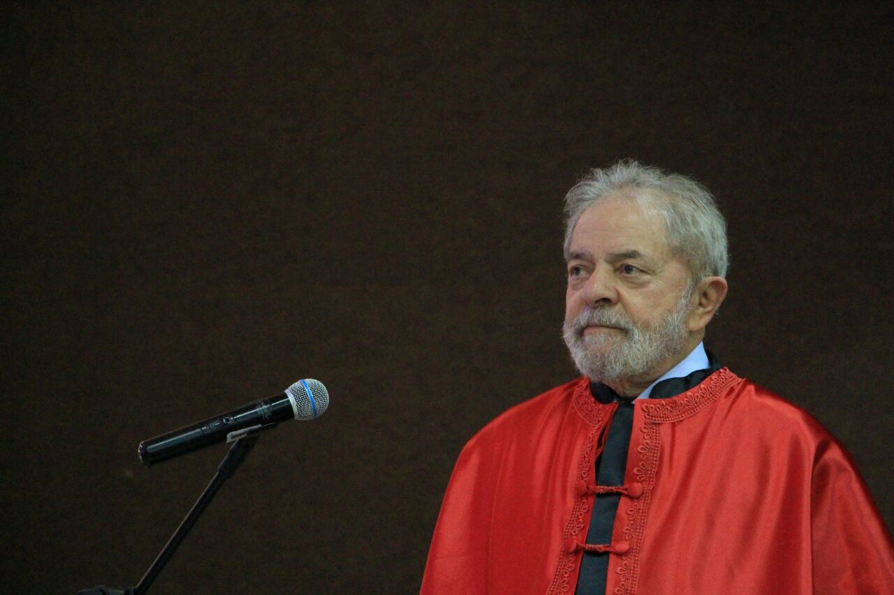 Ex-presidente Lula participa de solenidade de entrega de título