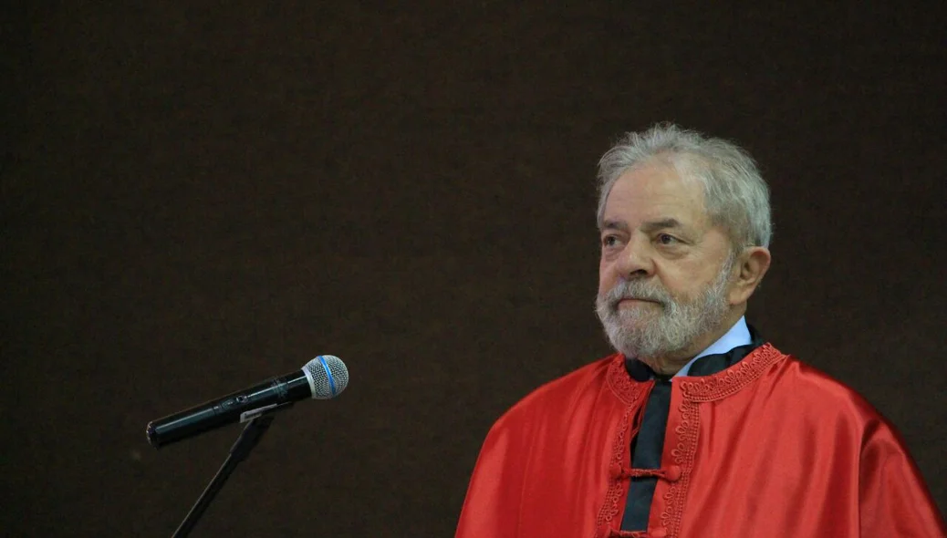 Ex-presidente Lula participa de solenidade de entrega de título