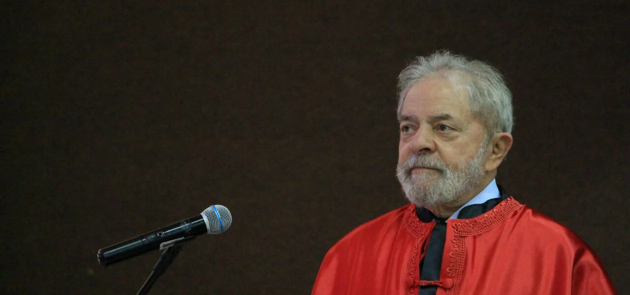 Ex-presidente Lula participa de solenidade de entrega de título