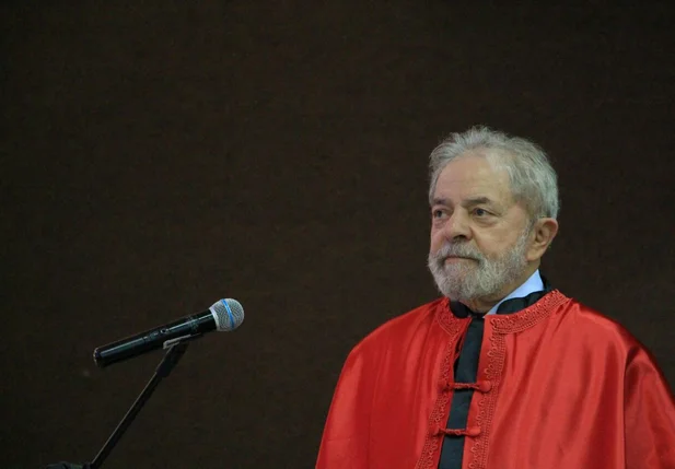 Ex-presidente Lula participa de solenidade de entrega de título