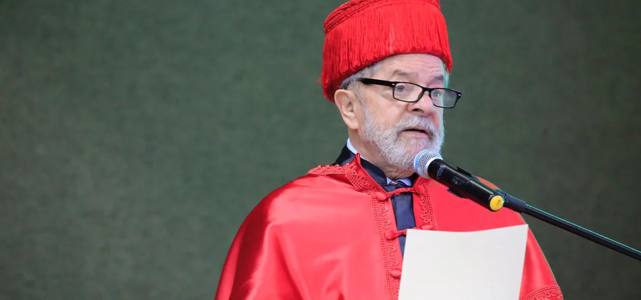 Lula discursa durante recebimento de título na UFPI