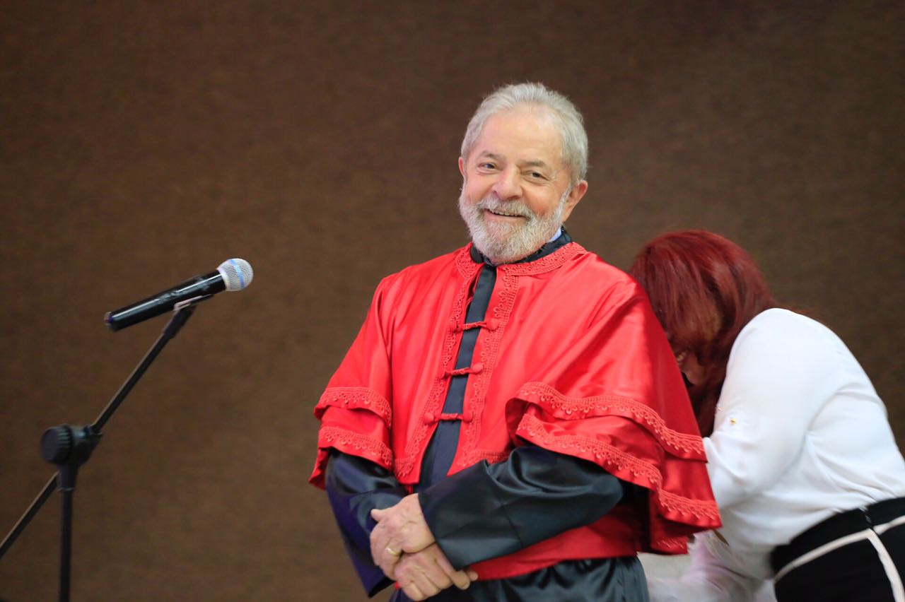 Lula recebe título na Universidade Federal do Piauí