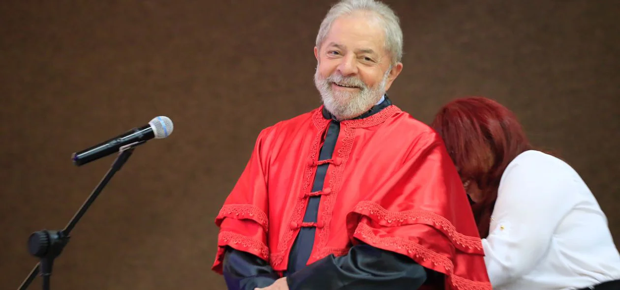 Lula recebe título na Universidade Federal do Piauí