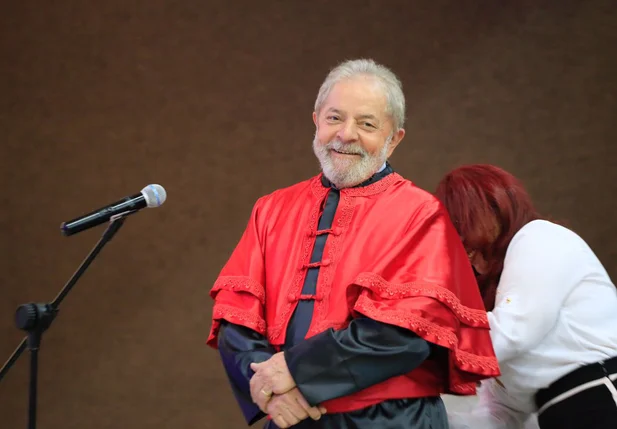 Lula recebe título na Universidade Federal do Piauí