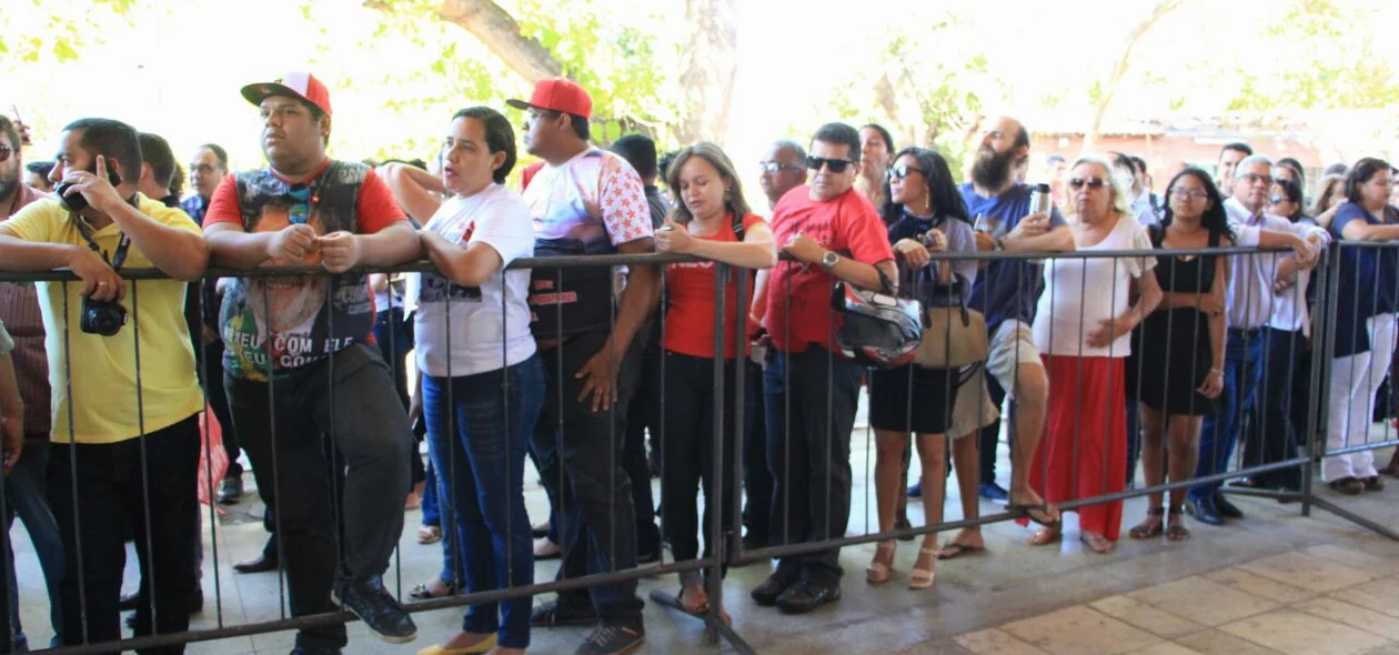 Populares compareceram para assistir a entrega do título