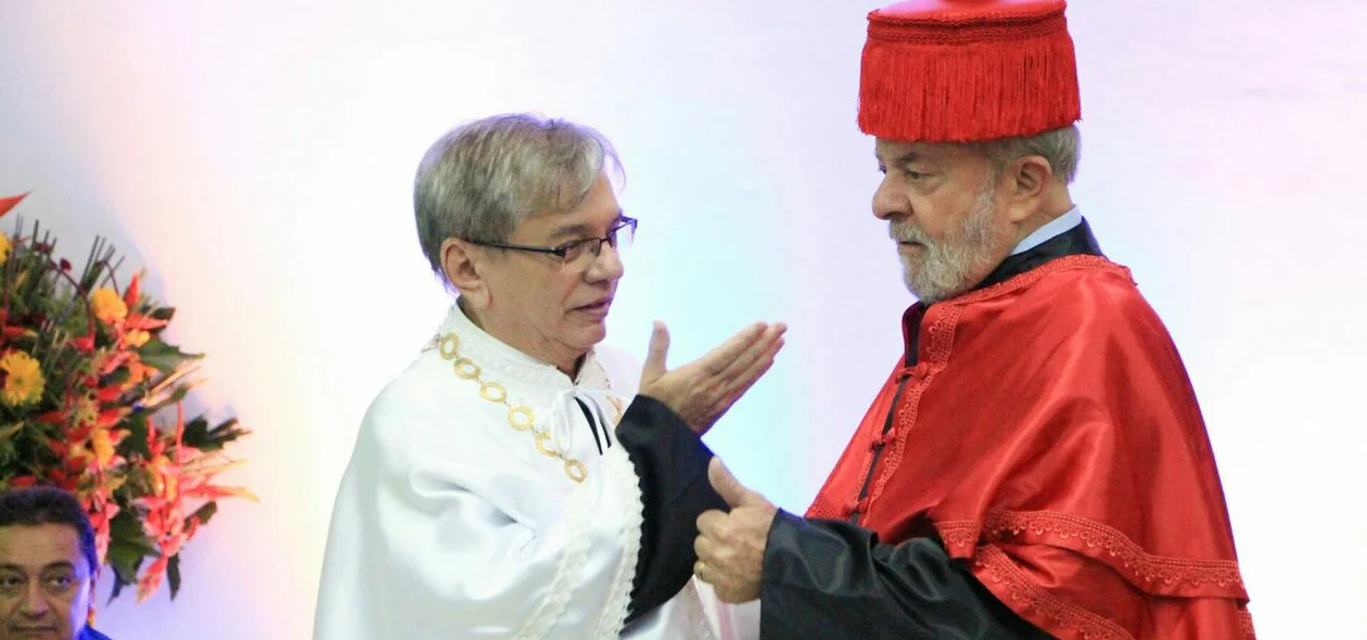 Reitor parabeniza ex-presidente pelo título