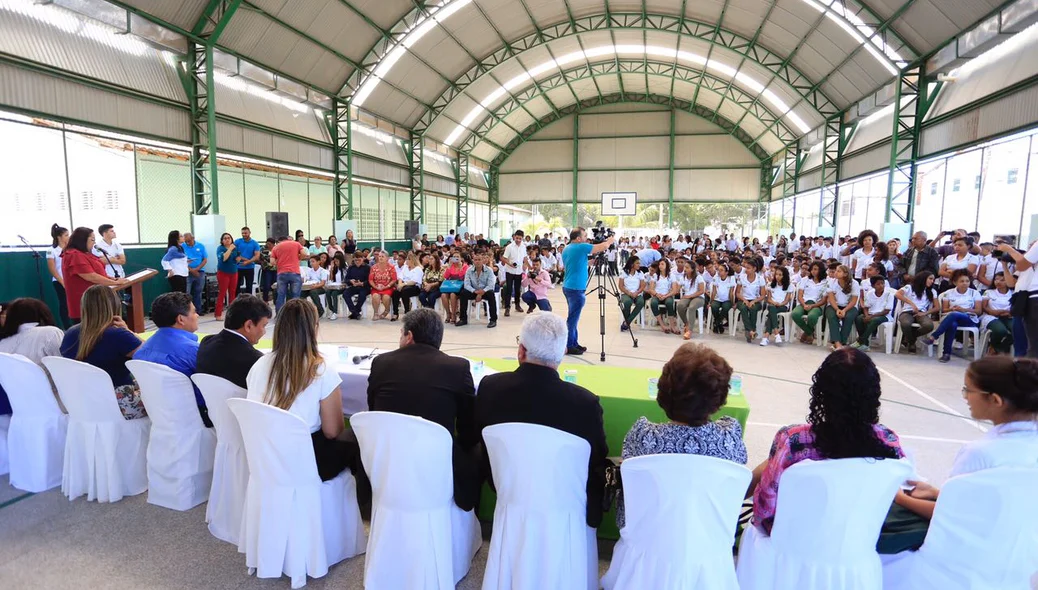 Alunos comparecem em reforma