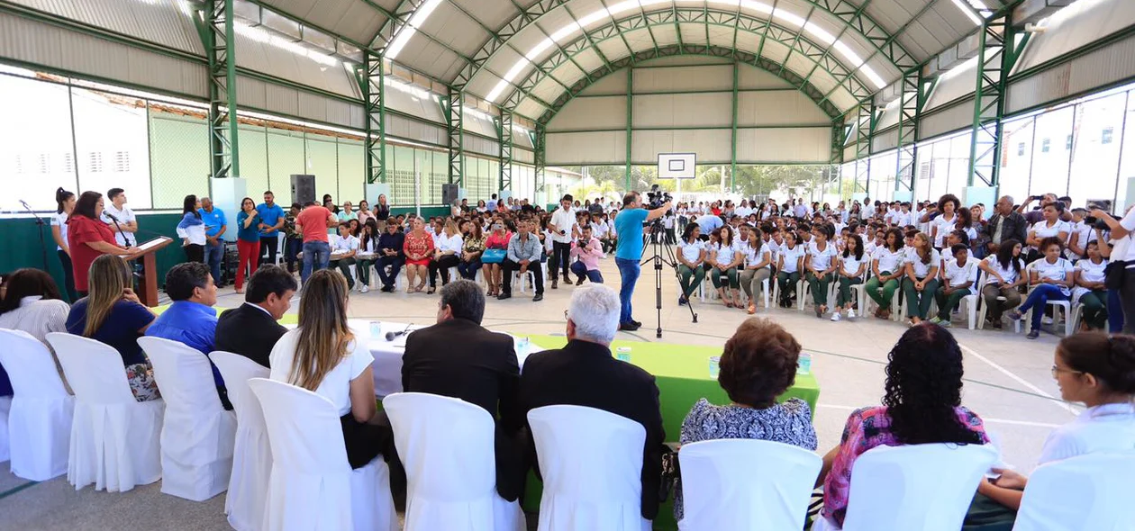 Alunos comparecem em reforma