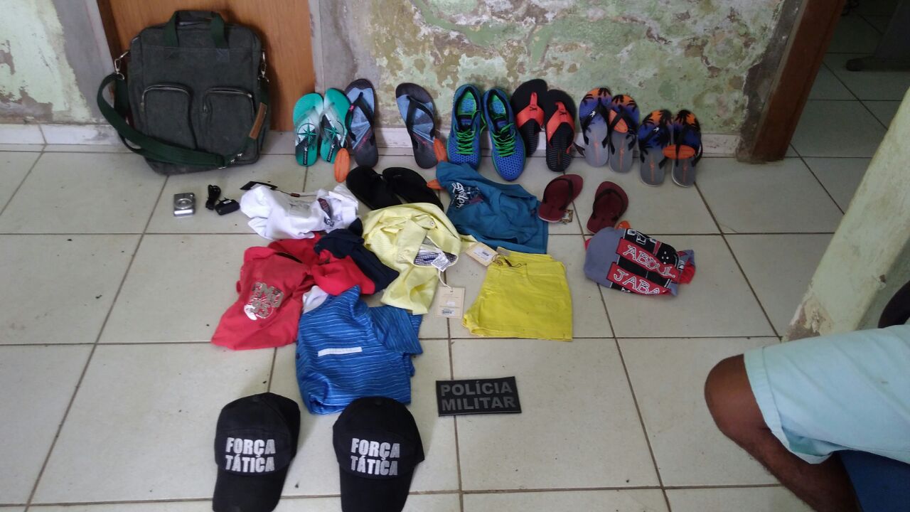 Com ele foram encontrados vários itens, como chinelas, tênis, camisetas e até peças de vestuário femininas
