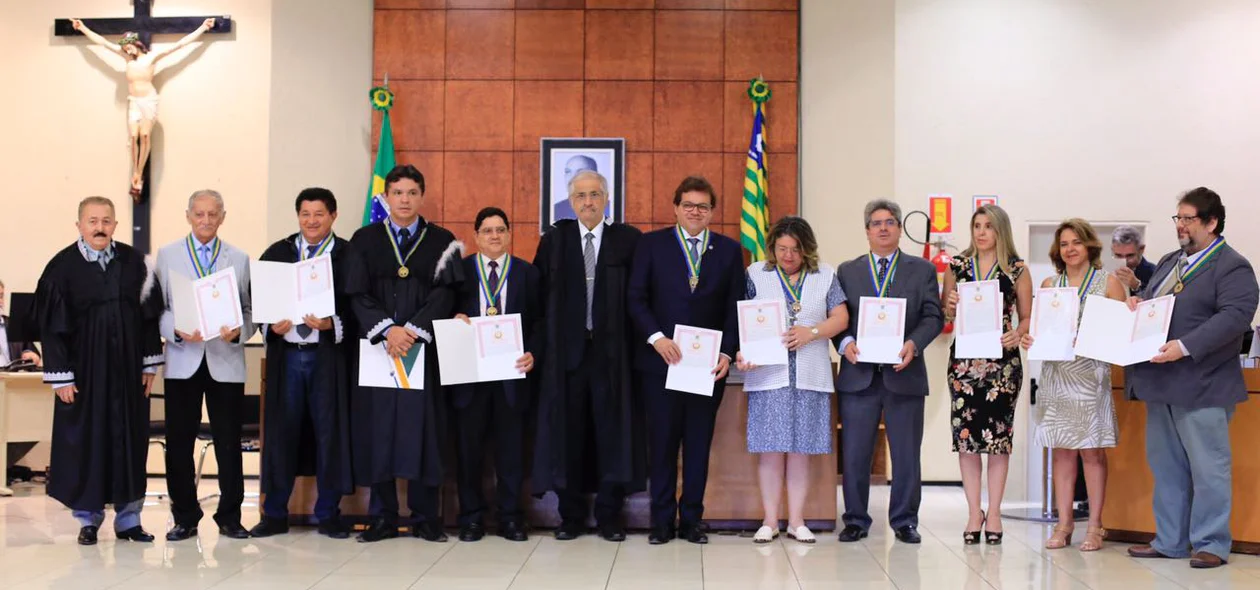 Homenageados recebem medalhas