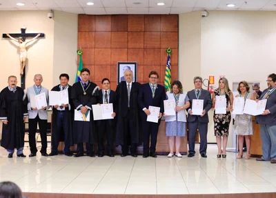 Homenageados recebem medalhas