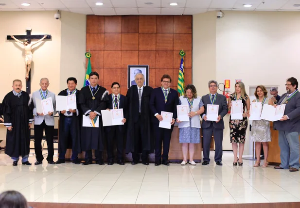 Homenageados recebem medalhas