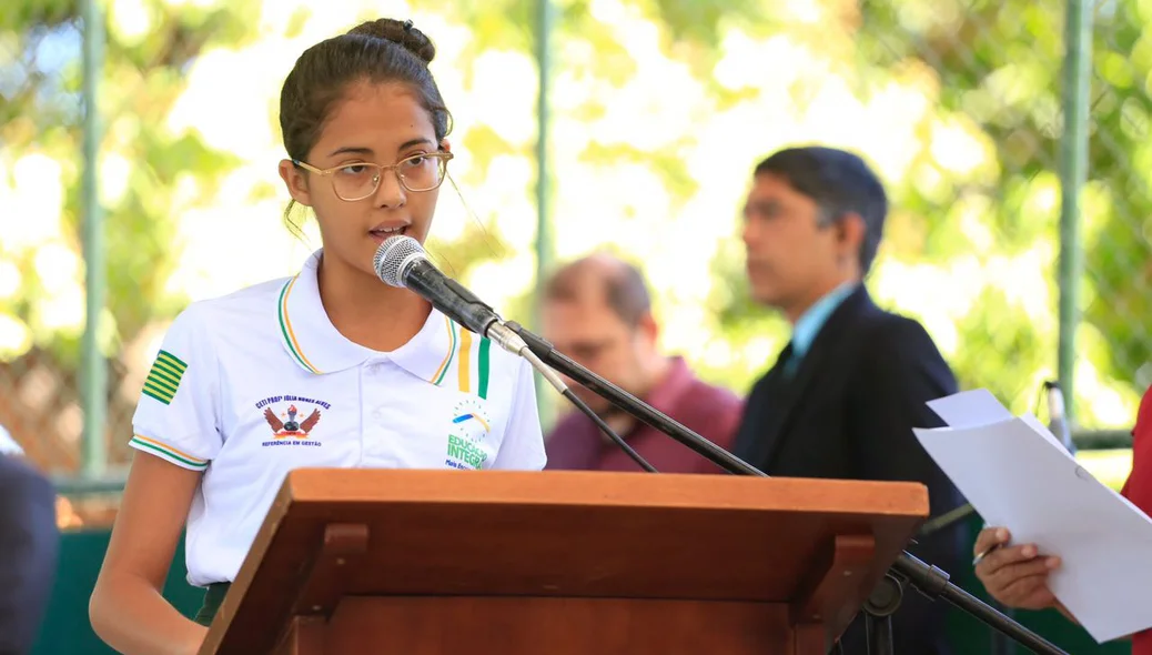 Jovem fala durante entrega de reforma