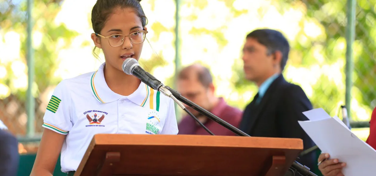 Jovem fala durante entrega de reforma