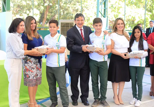 Wellington Dias inaugura reforma de escola em Teresina