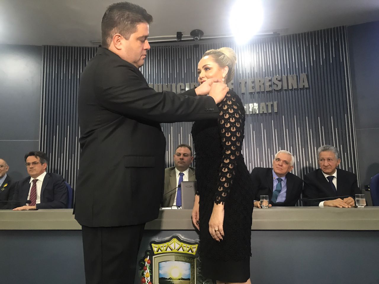 A médica Kaline Carvalho recebe medalha de Mérito Legislativo